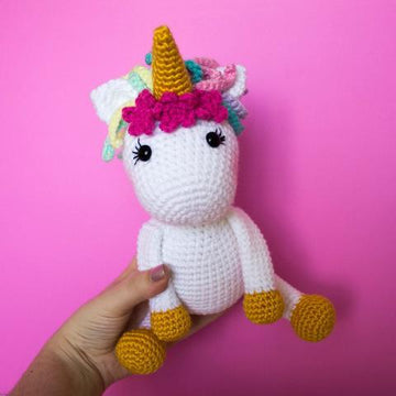 Lindo unicornio amigurumi con cuerno dorado y cabello rosa